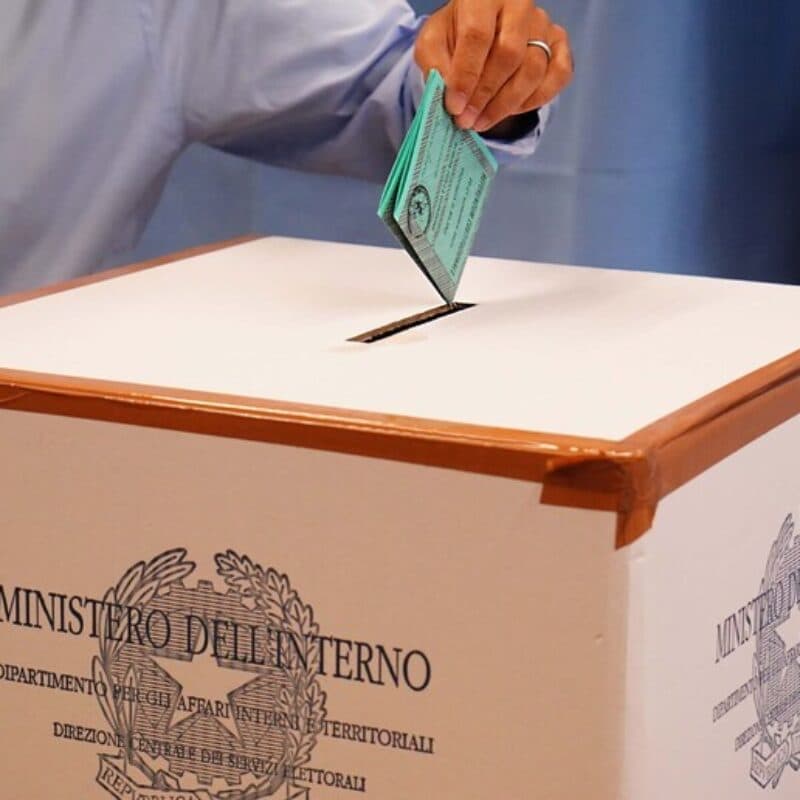 Calabria fanalino di coda al primo taglio del voto: il dato delle 12 trasforma l’affluenza in un caso politico