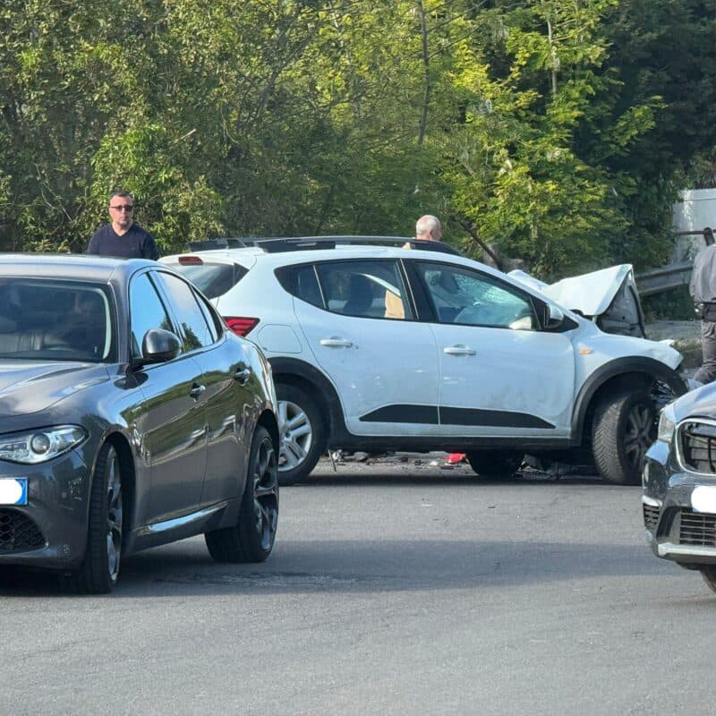 Tragico scontro a Vibo Valentia: auto e moto si schiantano in via della Pace, centauro in gravi condizioni