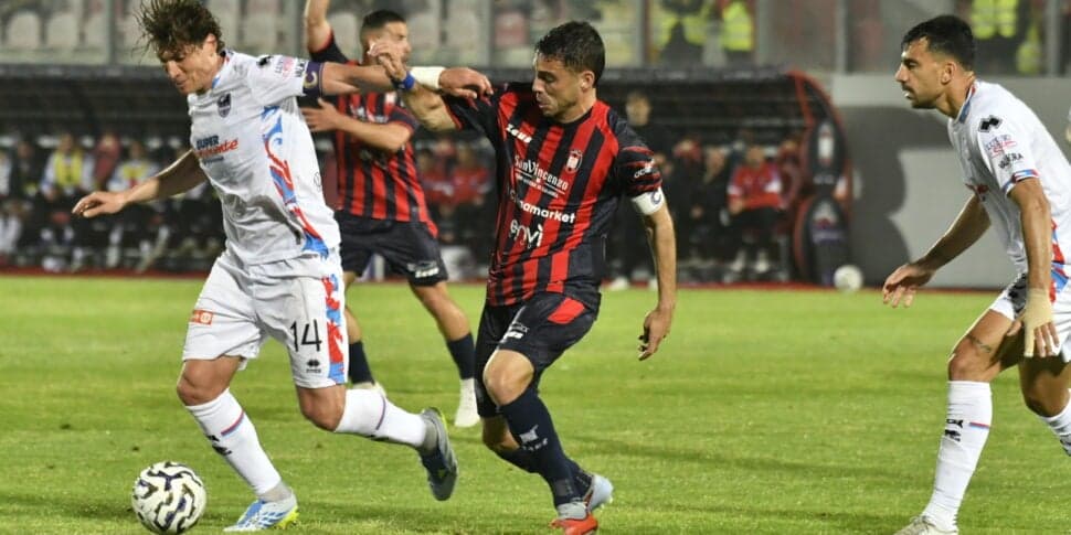 Crotone, scatta l’ora della verità: Longo prepara la sfida al Cerignola tra dubbi e scelte decisive