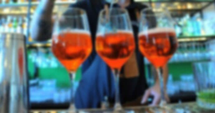 “Scherzo” shock a Verbania: olio motore nel drink, minorenne rischia la vita