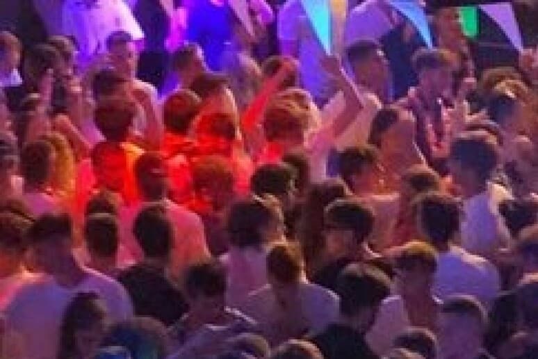 Maxi blitz nella movida: 4.000 persone in discoteca, scattano sanzioni e chiusura