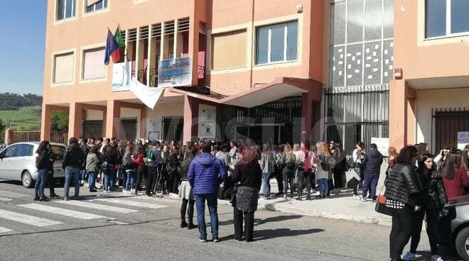 Liceo Gravina, i genitori si uniscono: nasce il Comitato del plesso San Francesco per sicurezza e futuro della scuola