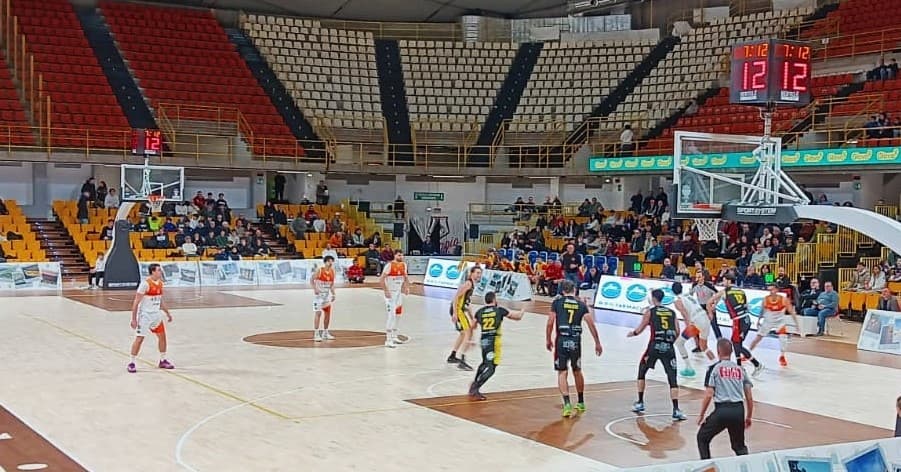 Basket, Viola Reggio Calabria rilancia: vittoria chiave e corsa ai vertici