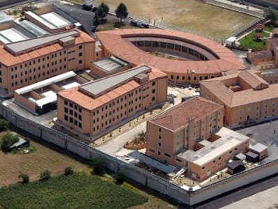Carcere di Cosenza, l’ombra dei favori ai detenuti: agente arrestato per corruzione