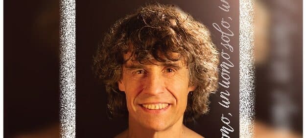 “Solità”: il cabaret spirituale di Matteo Belli che trasforma la solitudine in un viaggio teatrale tra ironia e identità