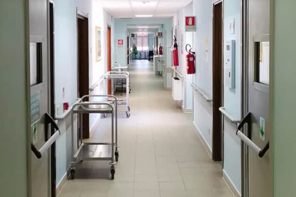 Reggio Calabria, un medico colpito in ospedale: la violenza entra dove dovrebbe esserci cura