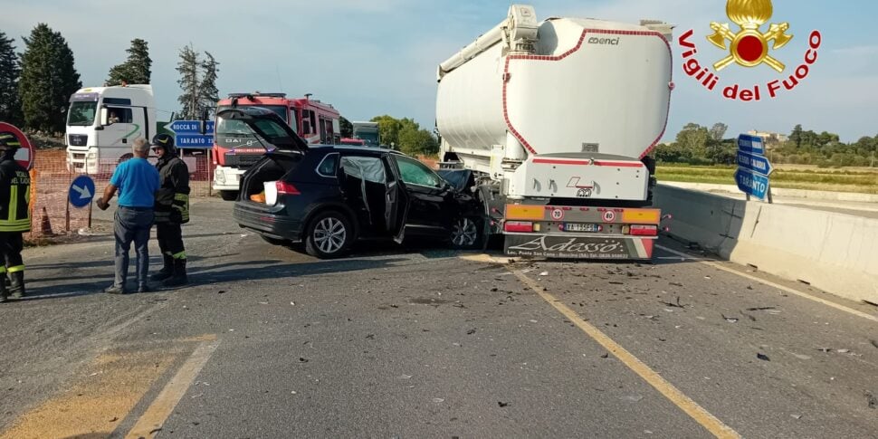 Incidente sulla SS106 Jonica: traffico in tilt a Strongoli, strada chiusa in entrambe le direzioni