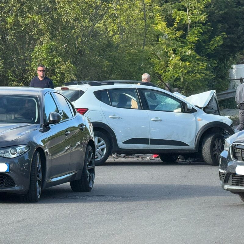 Tragico scontro a Vibo Valentia: auto e moto si schiantano in via della Pace, centauro in gravi condizioni