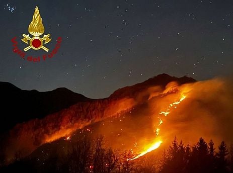 Alto Reno brucia da due regioni insieme: il bosco incendia anche il confine