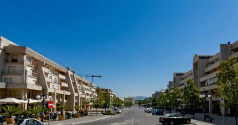 Notte di paura nel Vibonese: colpi di pistola contro un centro di fisioterapia