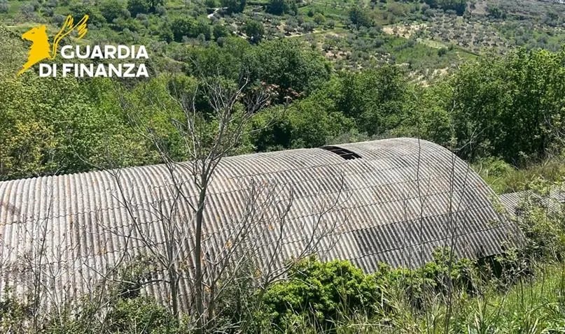 Amantea, scoperta una “bomba ecologica”: sequestrata maxi area industriale con Eternit deteriorato