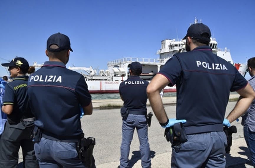 Sbarchi a Crotone, scattano i provvedimenti: 21 migranti respinti dopo le verifiche della Questura