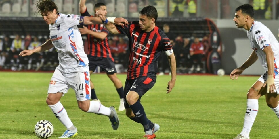 Crotone, scatta l’ora della verità: Longo prepara la sfida al Cerignola tra dubbi e scelte decisive