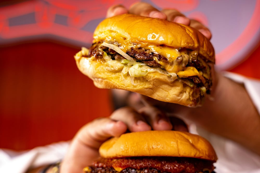 “Smash Burger Mania: il panino schiacciato che conquista il mondo tra croccantezza e tendenza americana”