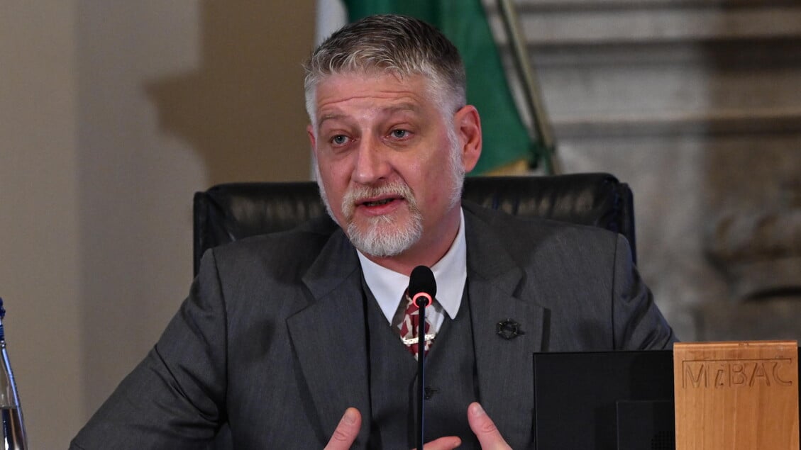 Biennale sotto tensione: il ministro Giuli diserta l’inaugurazione tra polemiche e geopolitica