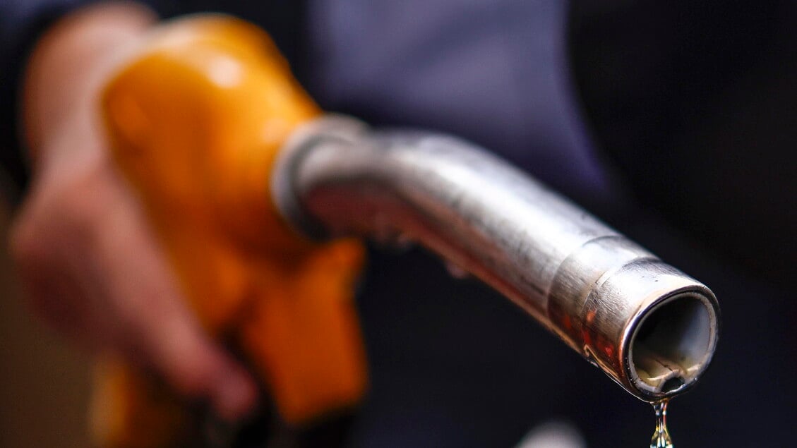 Petrolio in fiammata dopo lo stallo Usa-Iran: mercati in allarme per la crisi nello Stretto di Hormuz