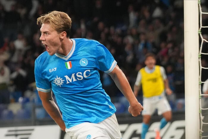 Napoli travolgente al Maradona: 4-0 alla Cremonese e corsa scudetto ancora aperta