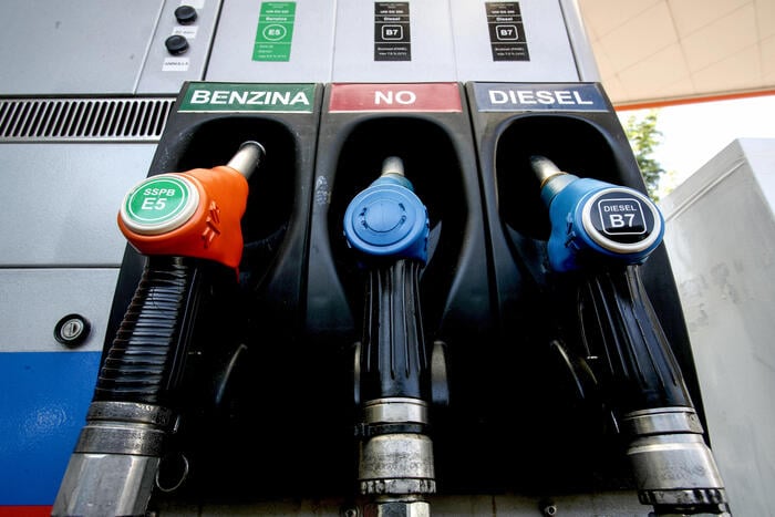 Carburanti, la discesa continua: benzina e gasolio arretrano alla pompa