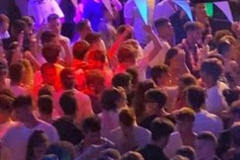 Maxi blitz nella movida: 4.000 persone in discoteca, scattano sanzioni e chiusura