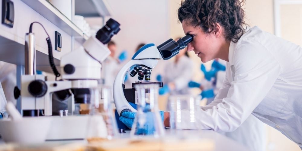 Il bucato del futuro potrebbe non avere più bisogno di detersivo: arriva lo spray che respinge le macchie