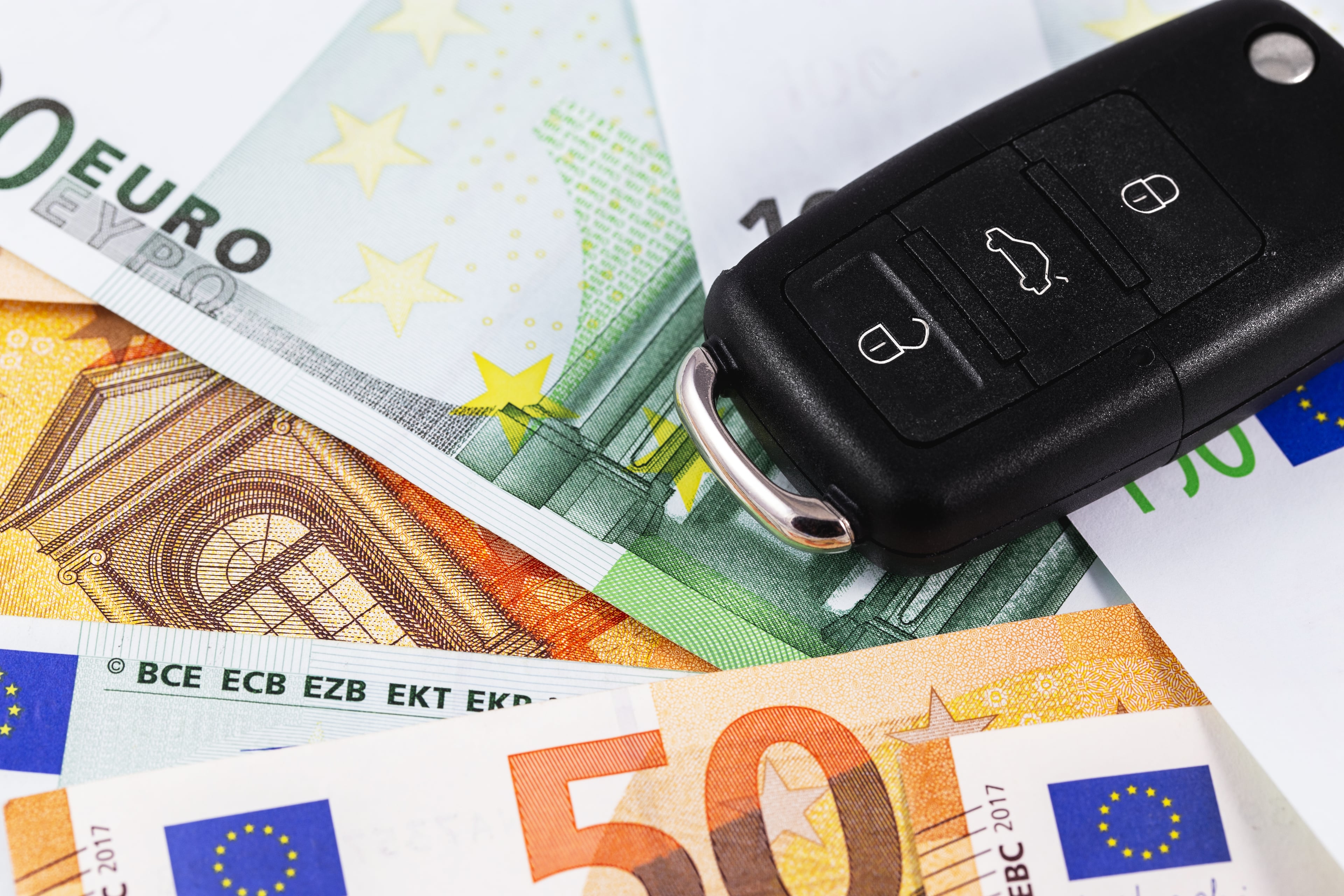 Auto in crisi, il governo valuta il ritorno degli incentivi: Urso apre alla svolta