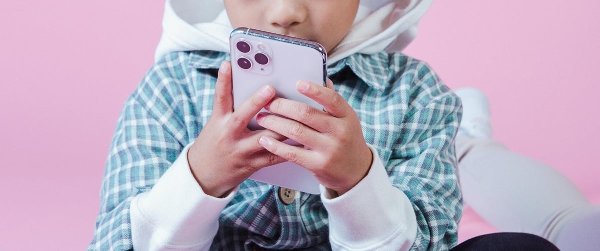 Scuola e smartphone, il mondo si stringe: ormai 6 Paesi su 10 hanno scelto il divieto