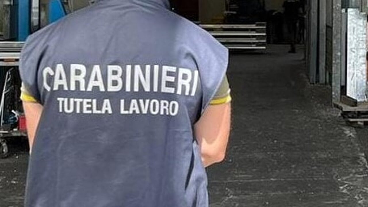 Lavoro nero e sicurezza, stretta dei Carabinieri: a Crotone irregolarità in 57 controlli su 68