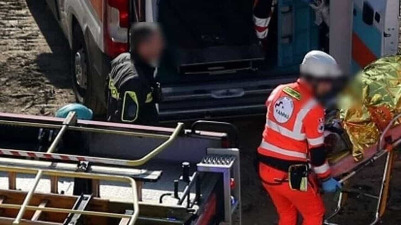 Tragedia sul lavoro nell’acciaio: muore un operaio, scatta lo stop e partono gli accertamenti