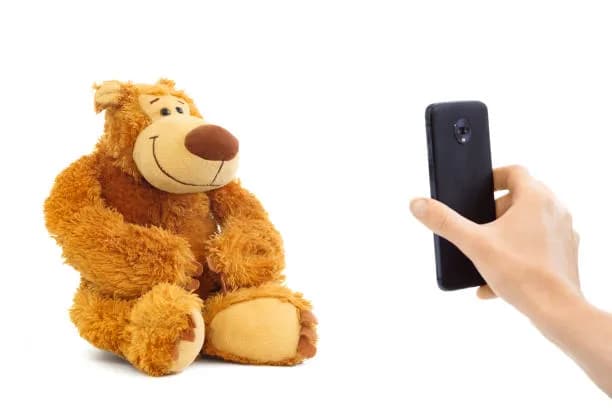 Allarme privacy: “Bondu”, il peluche IA memorizzava online le conversazioni con i bambini