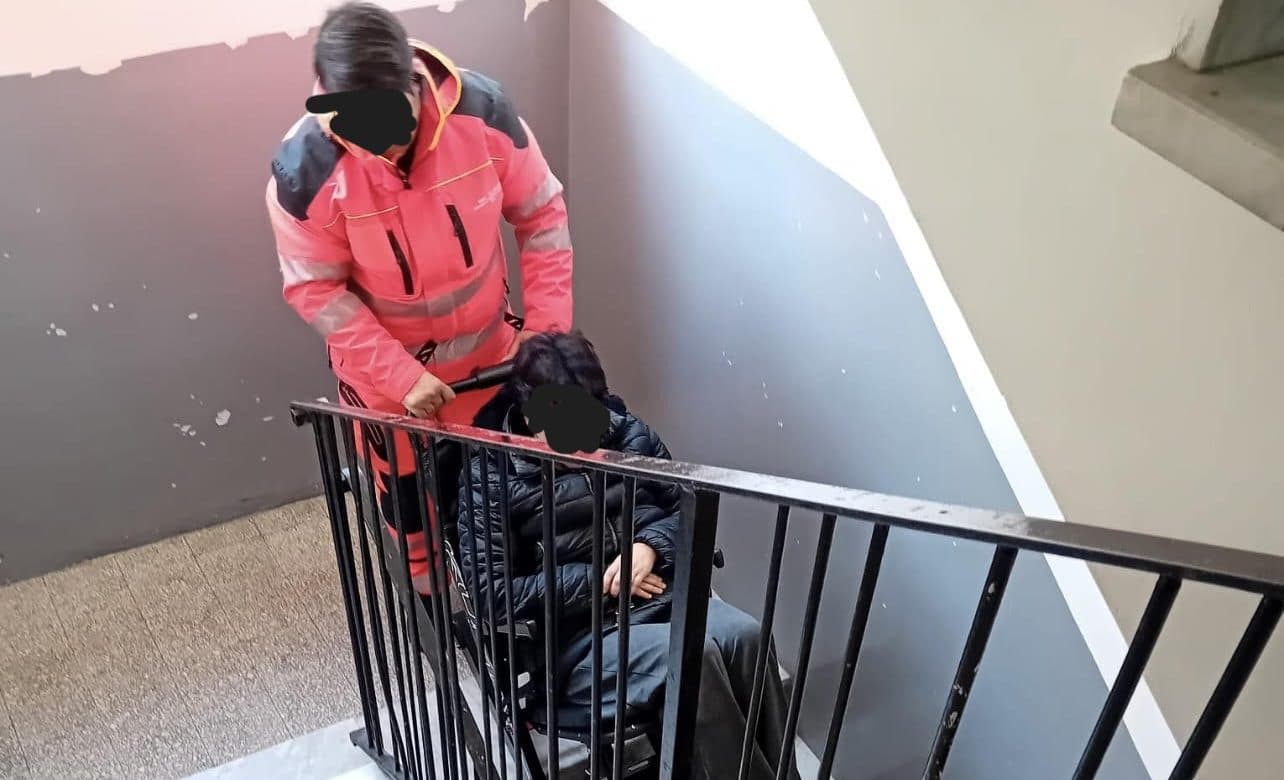 “Prigioniere in casa”: madre e due figlie disabili bloccate al quarto piano, nuova diffida al Comune di Catanzaro
