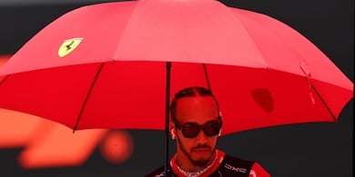 Hamilton incendia Silverstone: pole da brividi e Ferrari da sogno