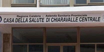 Sanità senza personale, cittadini in piazza: “La salute non può restare sulla carta”