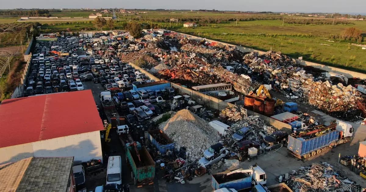 Discarica nascosta tra le pale eoliche: blitz dei Carabinieri nel Crotonese