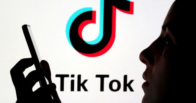 TikTok e minori, nuove restrizioni sull’uso notturno: scattano limiti automatici