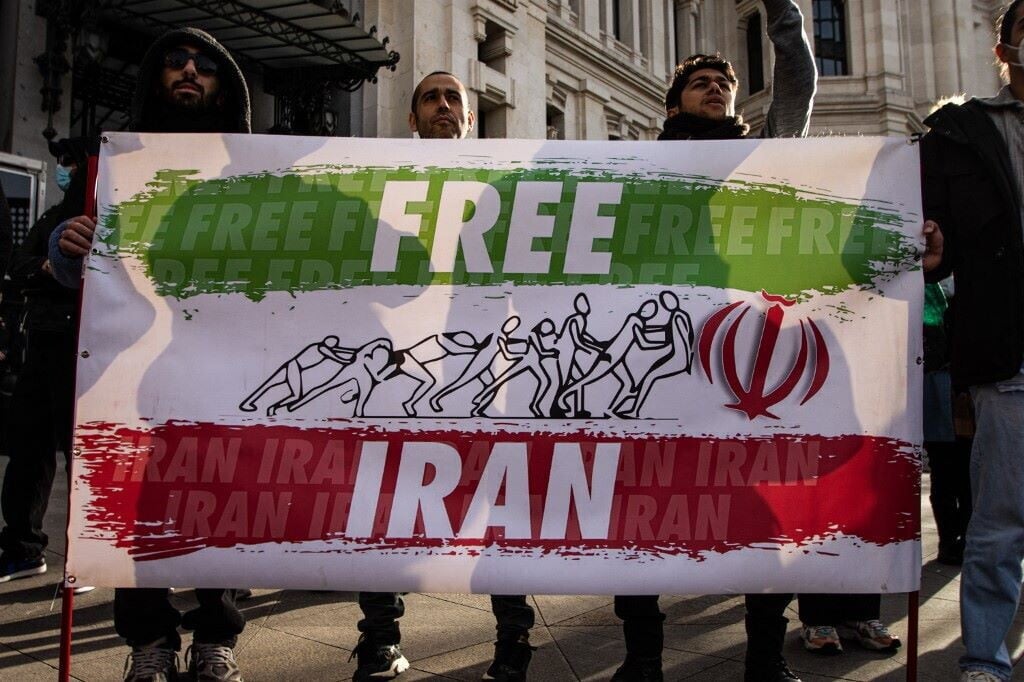 Apertura all’Iran, ma con deterrenza: parole distensive e postura militare sullo sfondo