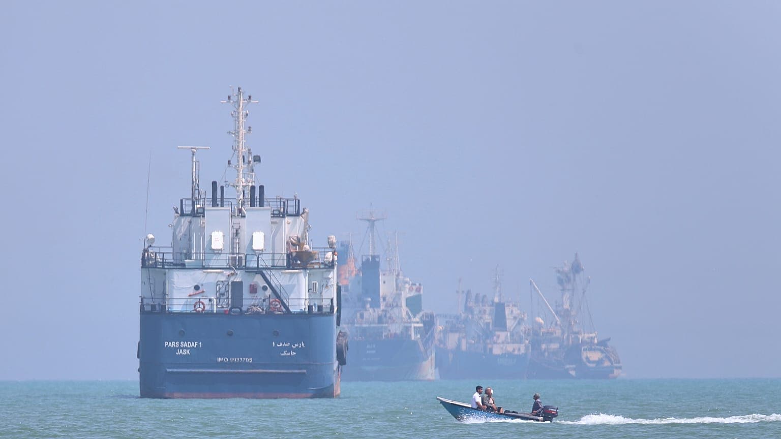 Tregua sul filo di Hormuz: Iran e USA tra accuse, missili e nuovi negoziati