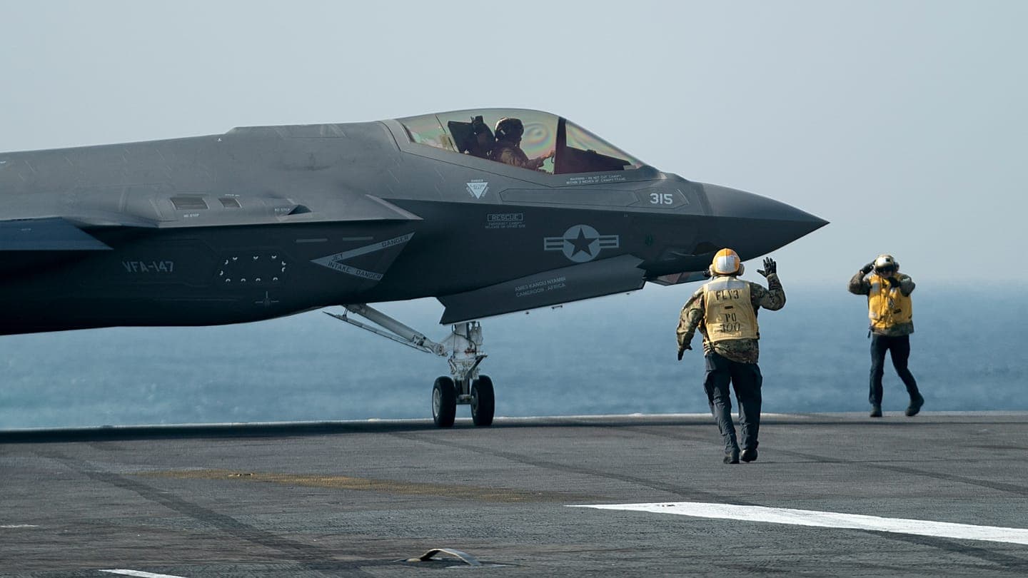 Stretto di Hormuz sotto pressione: gli Stati Uniti lanciano una nuova ondata di raid contro l’Iran