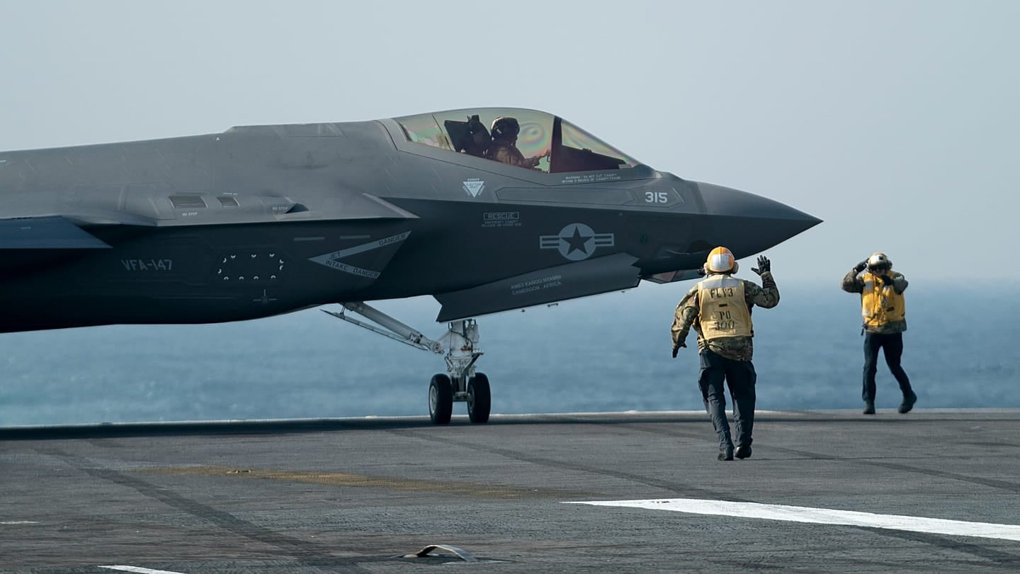 Stretto di Hormuz sotto pressione: gli Stati Uniti lanciano una nuova ondata di raid contro l’Iran
