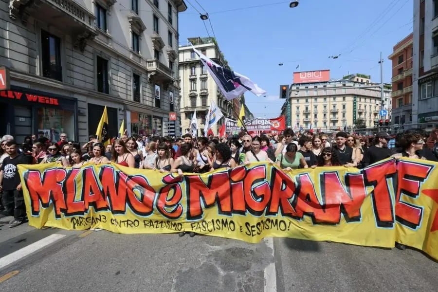 Milano sotto tensione: scontri tra cortei opposti al raduno dei ‘Patrioti