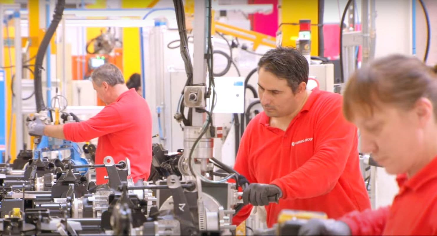 Italia: servizi rallentano e manifattura torna in contrazione