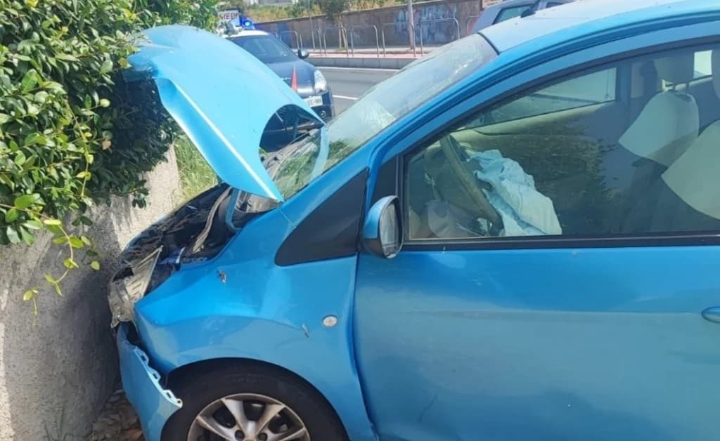 Scontro nel cuore di Catanzaro: tre persone coinvolte, conducente estratta dall’abitacolo