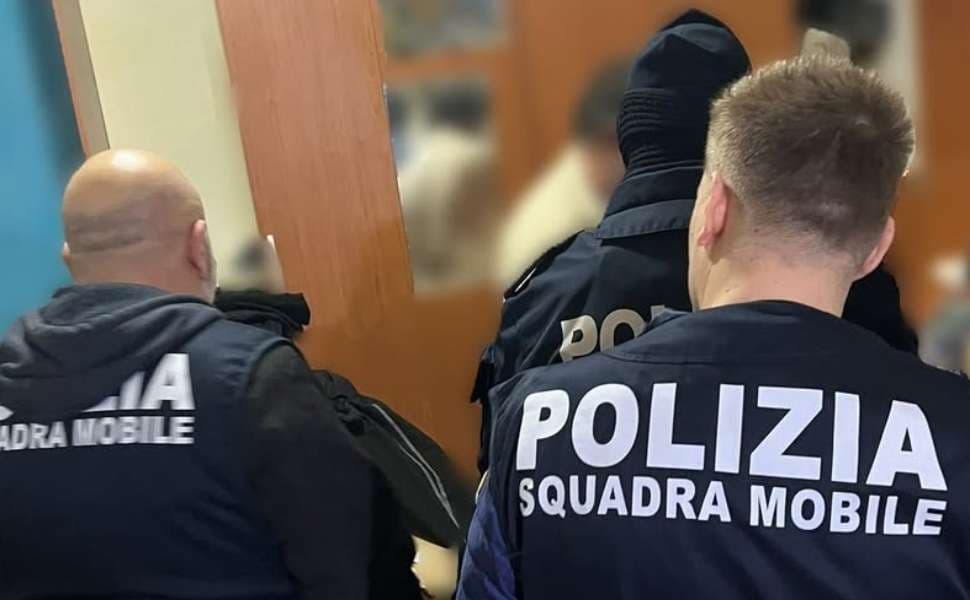 Blitz anticorruzione a Reggio Calabria: arrestati dipendenti comunali e imprenditori per appalti pubblici