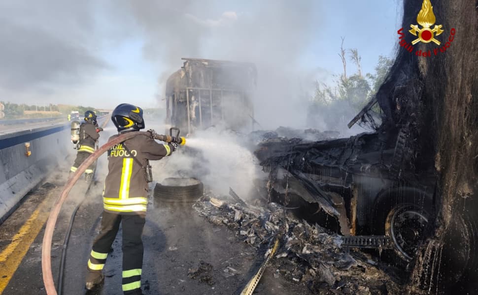 Paura sulla Statale 280: mezzo pesante in fiamme, traffico in tilt a Lamezia Terme