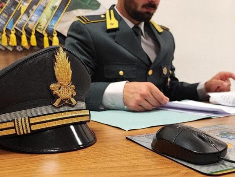 Trecentocinquantamila euro spariti nel silenzio di casa: il patteggiamento scuote Crotone