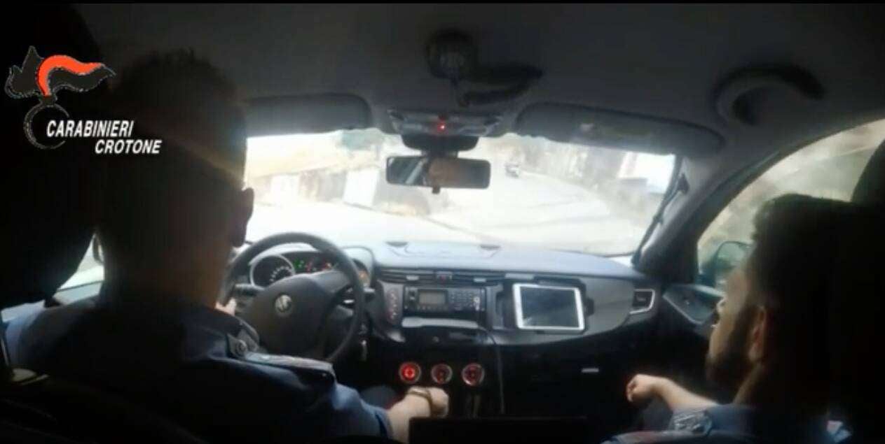 Violenza domestica a Cutro: 38enne arrestato e condotto in carcere