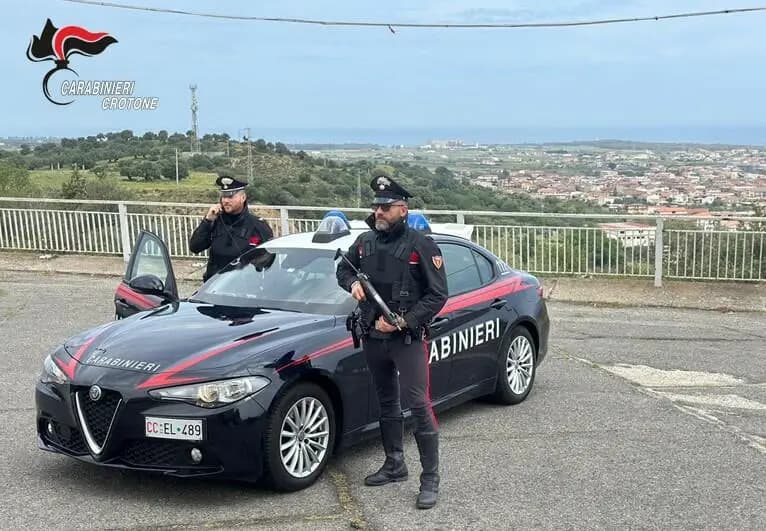 Fuga Folle nel Cuore di Cirò Marina: Senza Patente Sfida i Carabinieri tra Contromano e Minacce