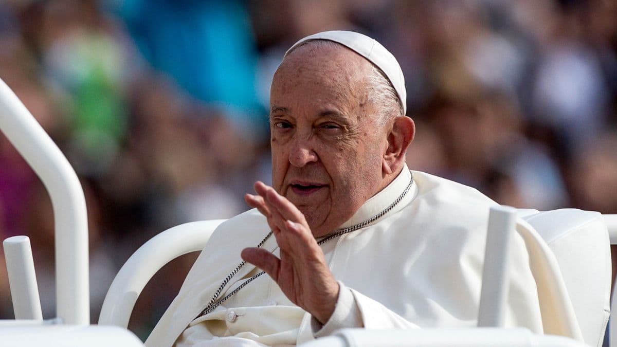 “Papa Francesco ricoverato: trasferimento in ospedale per problemi di salute, condizioni sotto osservazione”