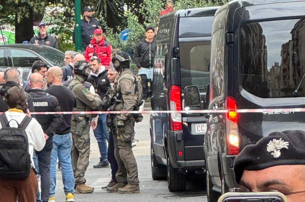 Napoli, terrore in banca: ostaggi liberati dopo ore di paura. Banda in fuga nel nulla, è caccia ai responsabili