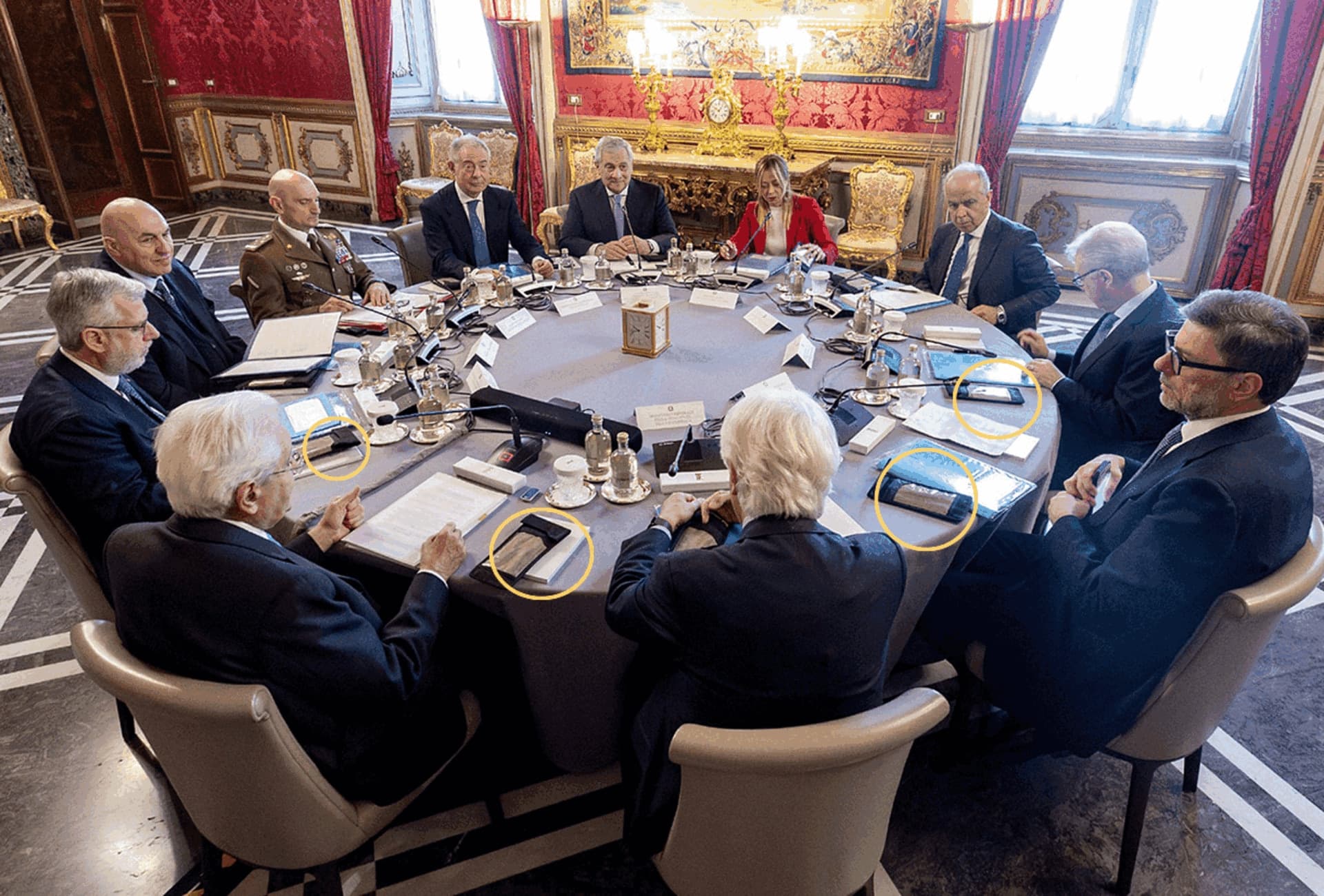 Telefoni “sigillati” al Consiglio Supremo di Difesa: le custodie anti-spia che proteggono i segreti dello Stato