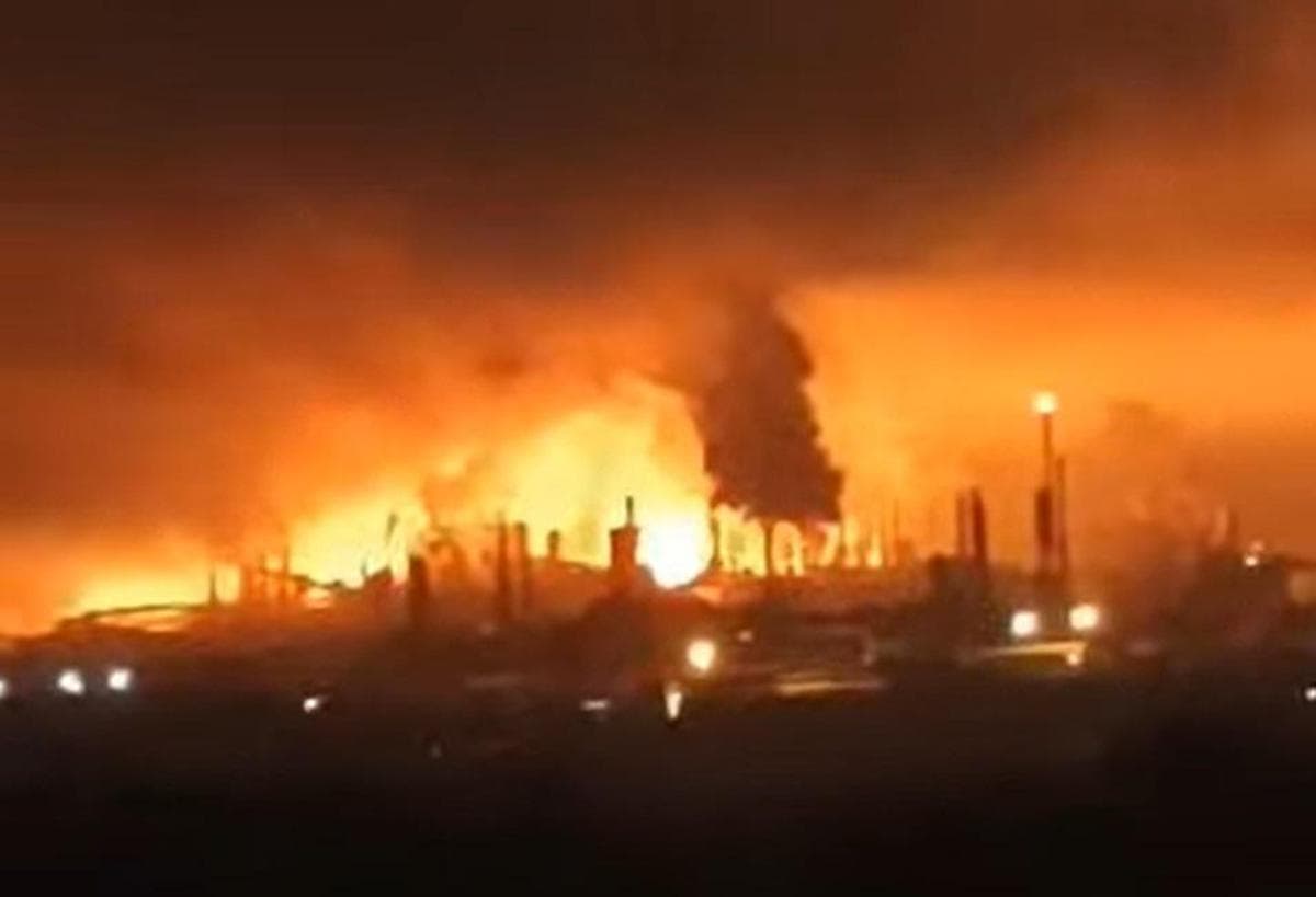 NOTTE DI FUOCO SULLA RUSSIA: DRONI UCRAINI COLPISCONO IL CUORE ENERGETICO DEL SUD